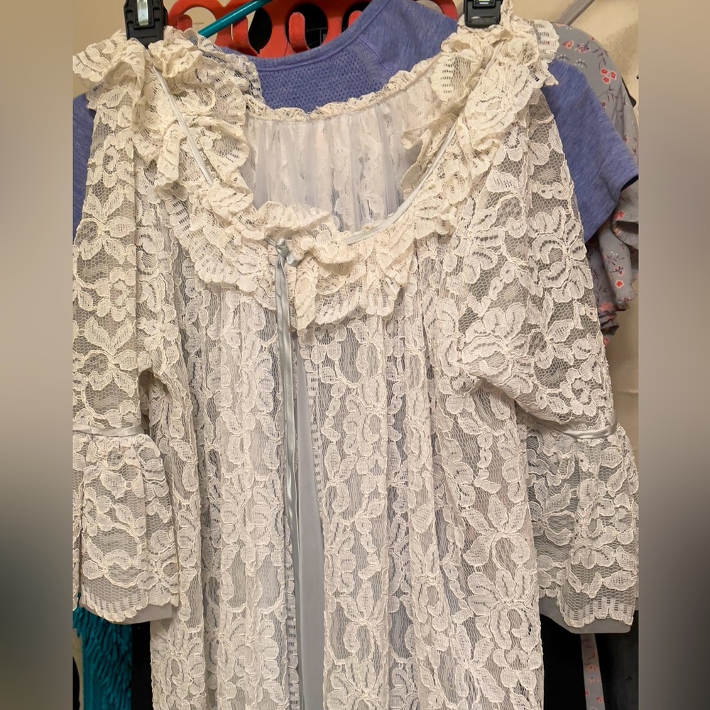 Vintage Intime Creme colored night gown
